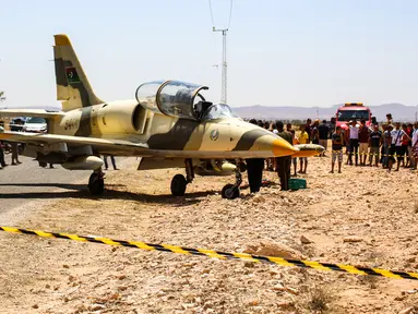 Pesawat jet tempur Libya L-39 Albatros pasukan Khalifa Haftar melakukan pendaratan darurat di Kota Medenine, Tunisia tenggara, atau sekitar 120 kilometer dari perbatasan Tunisia-Libya (22/7/2019). Jet tempur tersebut mendarat di jalan raya. (AFP Photo/Fathi Nasri)