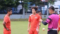 Bambang Pamungkas, Hong Soon-hak, dan Andritany Ardhiyasa, berbincang sebelum sesi latihan Persija Jakarta di Lawang, Kabupaten Malang, Senin (13/2/2017). (Bola.com/Benediktus Gerendo Pradigdo)