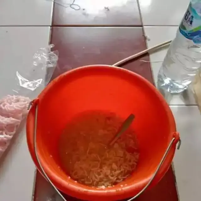 6 Perlengkapan Tukang Bangunan Jadi Alat Masak dan Wadah Makan Ini Kocak
