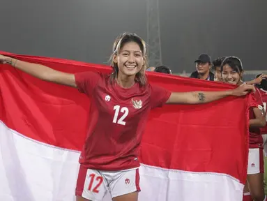 Zahra Muzdalifah, salah satu pemain andalan Garuda Pertiwi. Zahra berposisi sebagai penyerang dan kerap menciptakan gol kemenangan bagi timnas. Peran sentral Zahra membuatnya Timnas Putri Indonesia bisa berprestasi. (Liputan6.com/IG/@zahmuz12)