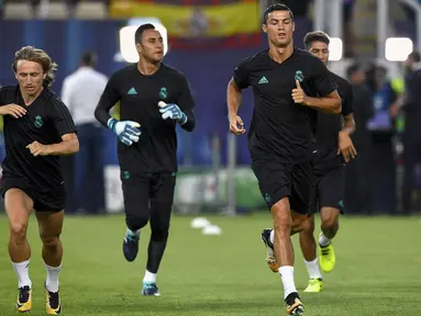 Bintang Real Madrid, Cristiano Ronaldo, melakukan pemanasan saat latihan jelang laga Piala Super Eropa di Stadion National Arena Filip II, Skpje, Senin (7/8/2017). Real Madrid akan bertanding melawan Manchester United. (AFP/Dimitar Dilkoff)