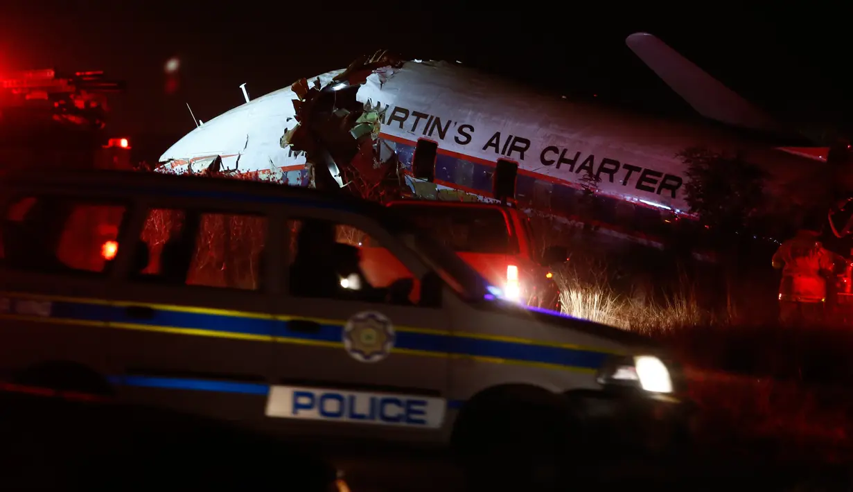 Sebuah pesawat terbelah menjadi beberapa bagian setelah jatuh di dekat kota Pretoria, Afrika Selatan, Selasa (7/10). Satu orang tewas dan sedikitnya 20 orang terluka dalam kecelakaan pesawat sewaan tersebut. (AP/Phil Magakoe)