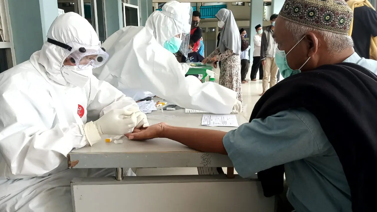 Warga Kota Tangsel Menjalani Rapid Test Covid-19