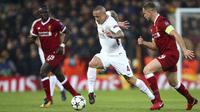 Gelandang AS Roma, Radja Nainggolan, berusaha melewati pemain Liverpool pada leg pertama semifinal Liga Champions di Stadion Anfield, Selasa (24/4/2018). Liverpool menang 5-2 atas AS Roma. (AP/Dave Thompson)