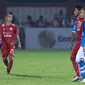 Bek Persija, Maman Abdurrahman bersama penyerang Persib, Airlangga usai laga lanjutan Go-Jek Liga 1 Indonesia 2018 bersama Bukalapak di Lapangan PTIK, Jakarta, Sabtu (30/6). Laga dimenangkan Persija 1-0. (Liputan6.com/Helmi Fithriansyah)