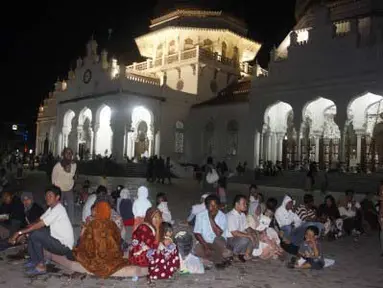 Sejumlah warga mengungsi di halaman masjid Raya Baiturrahman pasca gempa bumi di Banda Aceh, Rabu (11/4). Ribuan warga panik dan mengungsikawasan yang lebih tinggi serta jauh dari pantai untuk mengantisipasi tsunami menyusul gempa bumi berkekuatan 8,9 SR yang terjadi 11 April 2012 pukul 15.38 WIB. (Antara)