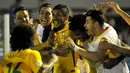 Gelandang Brazil, Paulinho, melakukan selebrasi usai mencetak gol ke gawang Uruguay pada laga lanjutan Kualifikasi Piala Dunia 2018 di Stadion Centenario, Uruguay, Kamis (23/03/2017). Tim Samba menang dengan skor 4-1. (AFP/ Dante Fernandes)