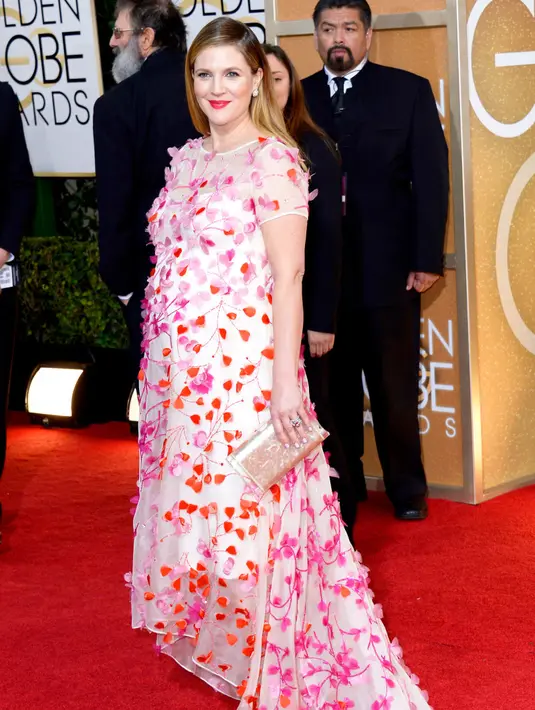 Sedang hamil di taun 2014, Drew Barrumore tetap tampil seksi dengan gaun bertemakan Valentine di Golden Globes. (Kevork Djansezian/NBC via Getty Images/USMagazine)