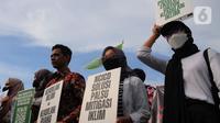 Massa aktivis lingkungan hidup melakukan protes di Kawasan Monas, Jakarta, Jumat, (3/3/2023). Aksi tersebut menuntut permasalahan kedaruratan krisis iklim harus menjadi prioritas agenda kampanye dan pemilu 2024. (merdeka.com/Imam Buhori)