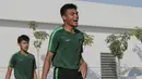 Pemain Timnas Indonesia U-22, Rachmat Irianto, tertawa saat latihan di Lapangan AUPP, Phnom Penh, Selasa (19/2). Latihan ini persiapan jelang laga Piala AFF U-22 melawan Malaysia. (Bola.com/Zulfirdaus Harahap)