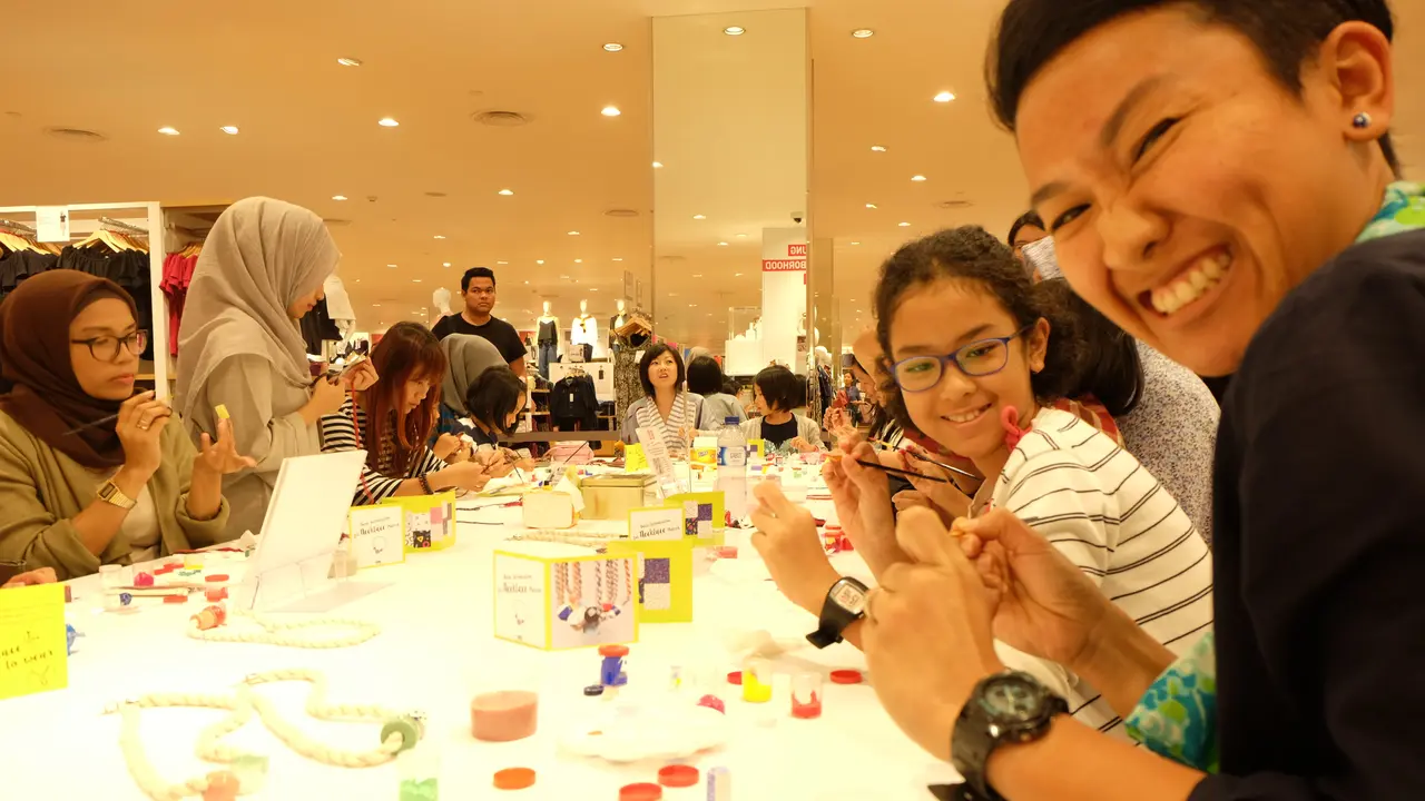 Manisnya Momen Kreasi Ibu dan Anak Membuat Kalung Bersama