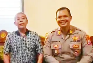 Sebelum dilaporkan hilang, mantan Ketua DPRD Jatim dijemput tiga orang teman dengan mengendarai mobil untuk kepentingan bisnis. (Liputan6.com/ Dian Kurniawan)