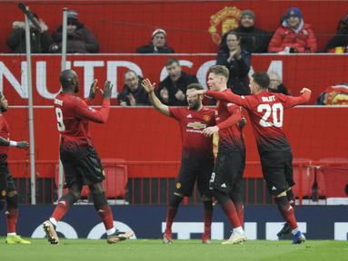 Para pemain Manchester United merayakan gol yang dicetak oleh Juan Mata ke gawang Reading pada laga Piala FA di Stadion Old Trafford, Sabtu (5/1). Manchester United menang 2-0 atas Reading. (AP/Rui Vieira)