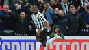 Gelandang Newcastle United asal Ghana Christian Atsu berselebrasi setelah mencetak gol ke gawang Liverpool pada pertandingan Liga Premier Inggris di St James 'Park, Inggris pada 4 Mei 2019. Atsu yang pernah membela Chelsea, Malaga, Porto, dan Newcastle dilaporkan selamat meski sempat tertimbun reruntuhan akibat gempa Turki. (AFP/Lindsey Parnaby)