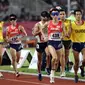 Pelari 5000 meter putra kategori T11 Asian Para Games 2018 saat laga final di SUGBK, Jakarta, Jumat (12/10). T11 adalah klasifikasi pelari disabilitas netra, karenanya dalam setiap lomba didampingi pemandu atau guide. (Liputan6.com/Helmi Fithriansyah)