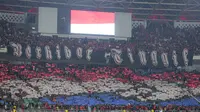 Koreografi dari suporter Timnas Indonesia di tribune utara Stadion Utama Gelora Bung Karno (SUGBK), Jakarta Pusat, pada Kamis (21/3/2024) malam WIB. (Bola.com/Bagaskara Lazuardi)