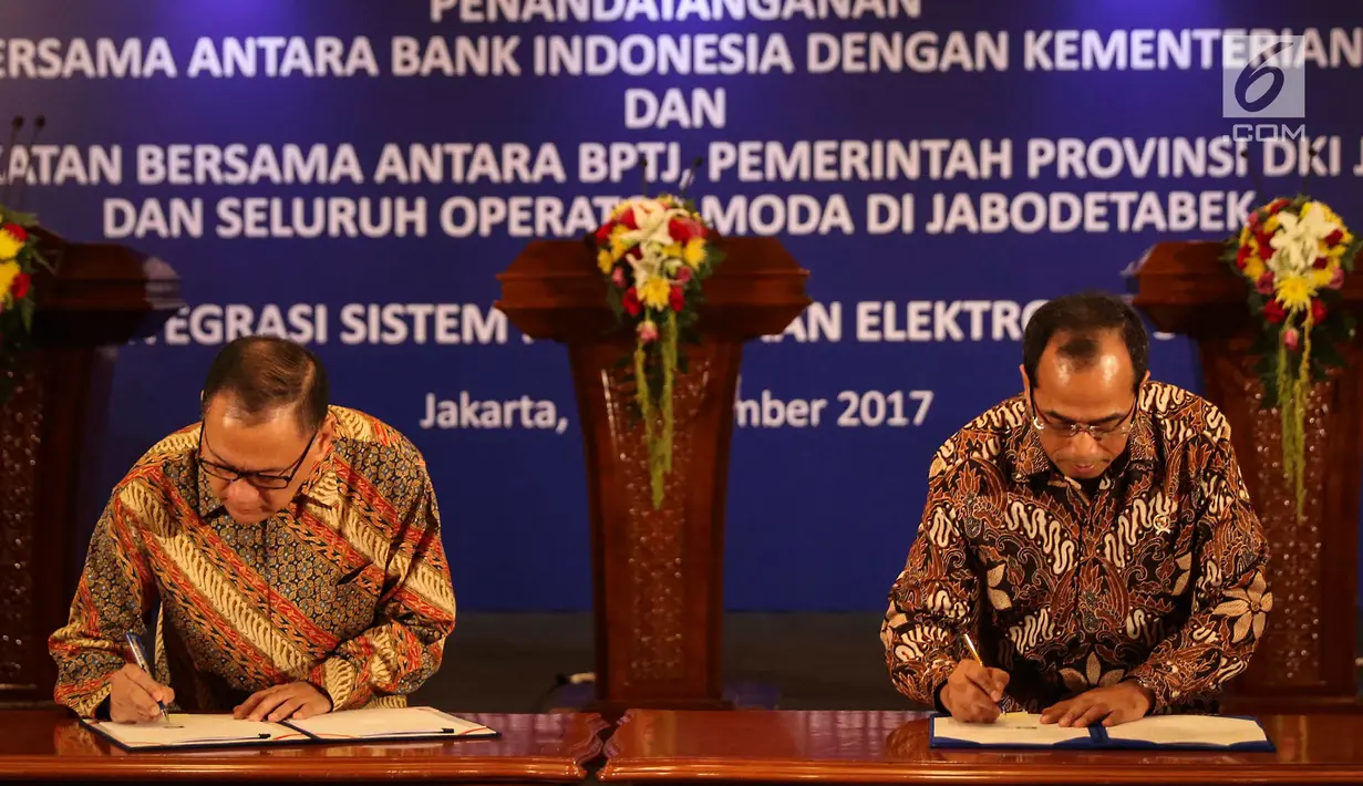 Gubernur BI Agus Martowardojo dan Menteri Perhubungan Budi Karya Sumadi saat penandatanganan kerja sama di Jakarta, Rabu (6/9). BI dan Kemenhub menyepakati pengembangan sistem pembayaran elektronik berbagai moda transportasi. (Liputan6.com/Angga Yuniar)