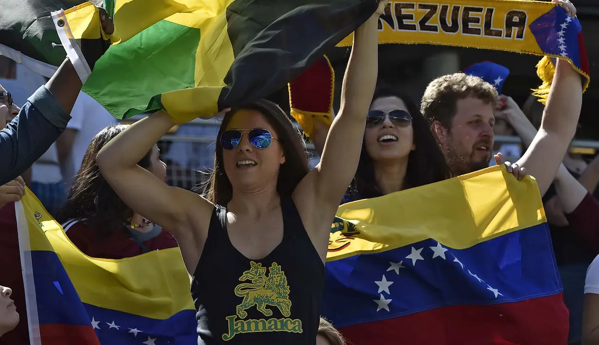 Pendukung Jamaica dan Venezuela menunggu pertandingan dimulai pada Copa America Centenario 2016 di Chicago, Illinois, Amerika Serikat, (5/6). (AFP PHOTO/OMAR TORRES)