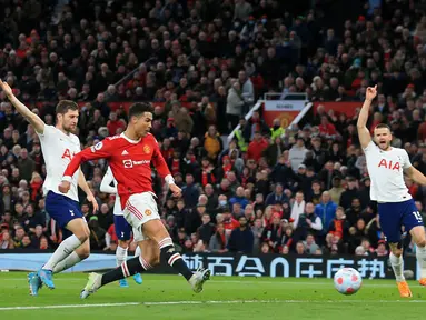 Striker Manchester United (MU) Cristiano Ronaldo (kedua kiri) menembak untuk mencetak gol kedua timnya ke gawang Tottenham Hotspur pada pekan ke-29 Liga Inggris di Old Trafford, Minggu (13/3/2022) dini hari WIB. Ronaldo mencetak hattrick untuk membawa MU menang 3-2. (Lindsey Parnaby/AFP)