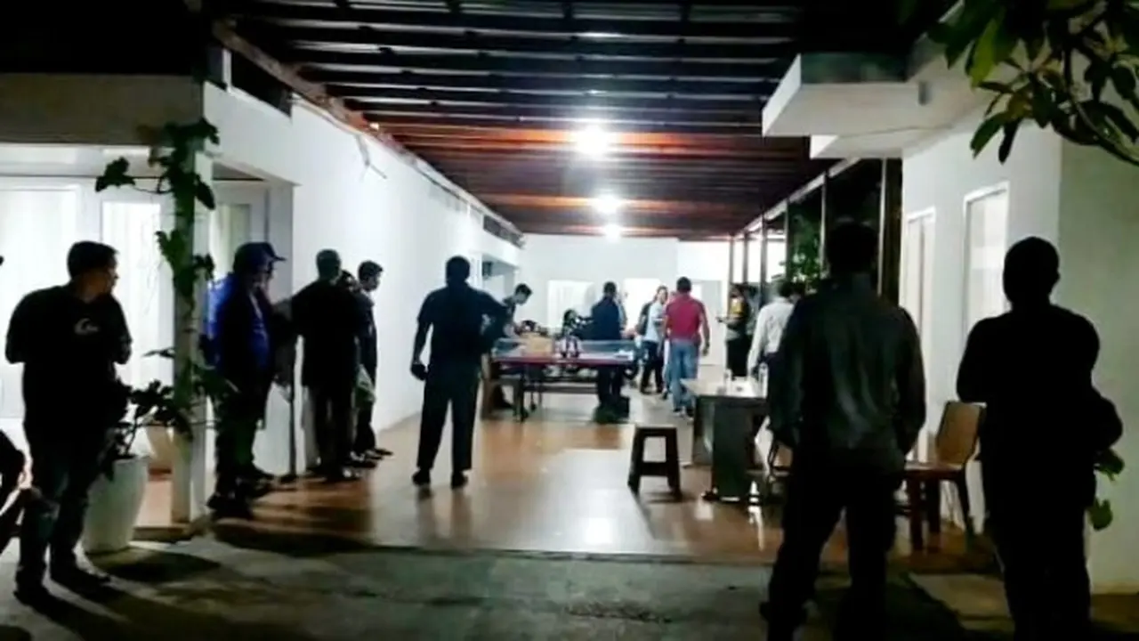 Suasana rumah dinas Wakil Ketua DPRD Riau Agung Nugroho usai diserang oleh sejumlah orang.