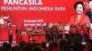 Suasana pemotongan tumpeng dalam acara HUT PDI Perjuangan ke 45 di Jakarta Convention Center, Rabu (10/1). HUT PDIP tersebut mengambil tema pancasila penuntun Indonesia Raya. (Liputan6.com/Angga Yuniar)