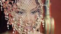Nicki Minaj menggunakan topeng nuansa victorian rancangan desainer aksesori Indonesia Rinaldi A Yunardi.