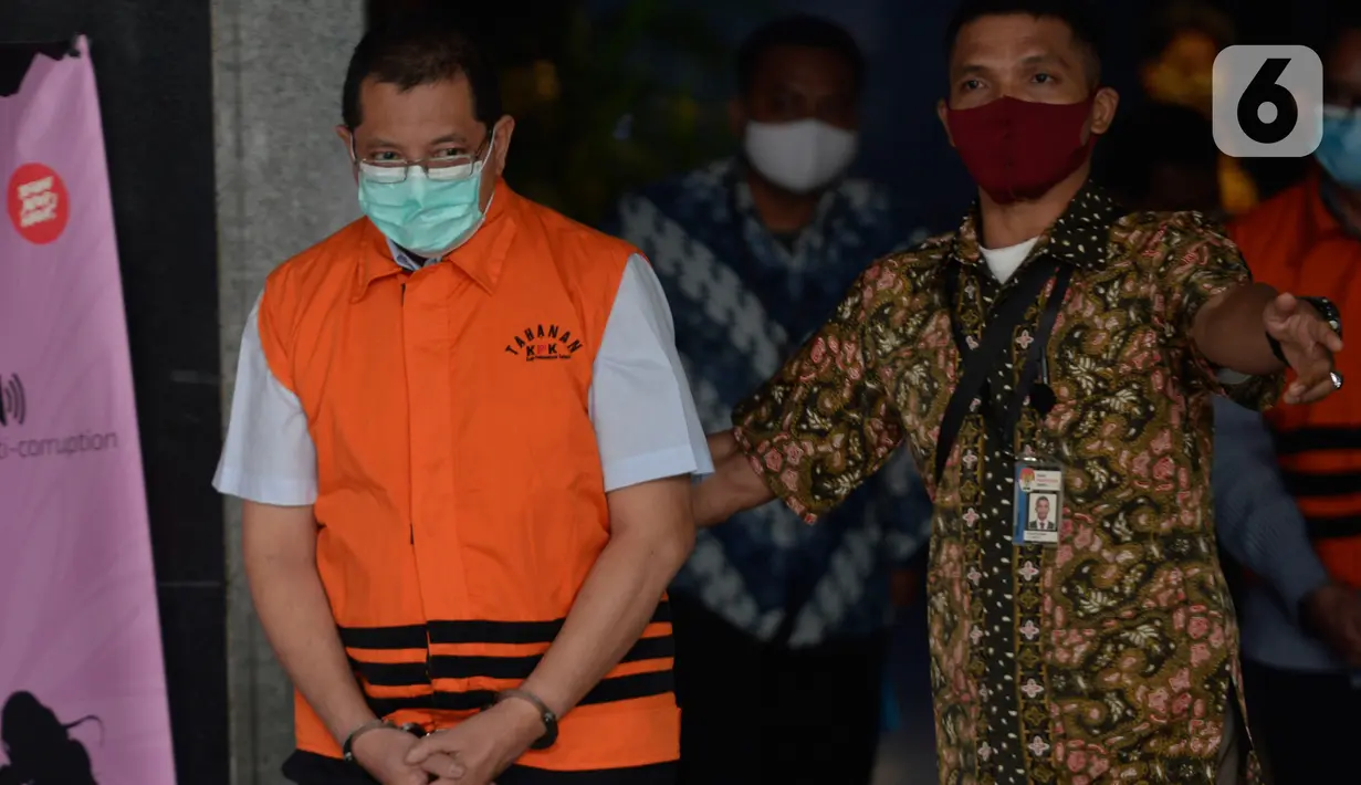 Mantan Direktur Niaga PT Dirgantara Indonesia (PTDI) Irzal Rinaldi Zailani  (kiri) meninggalkan Gedung KPK usai ditetapkan sebagai tersangka di Jakarta, Jumat (12/6/2020). Irzal ditahan dalam kasus dugaan korupsi kegiatan penjualan dan pemasaran pesawat PTDI tahun 2007-2017 (merdeka.com/Imam Buhori)