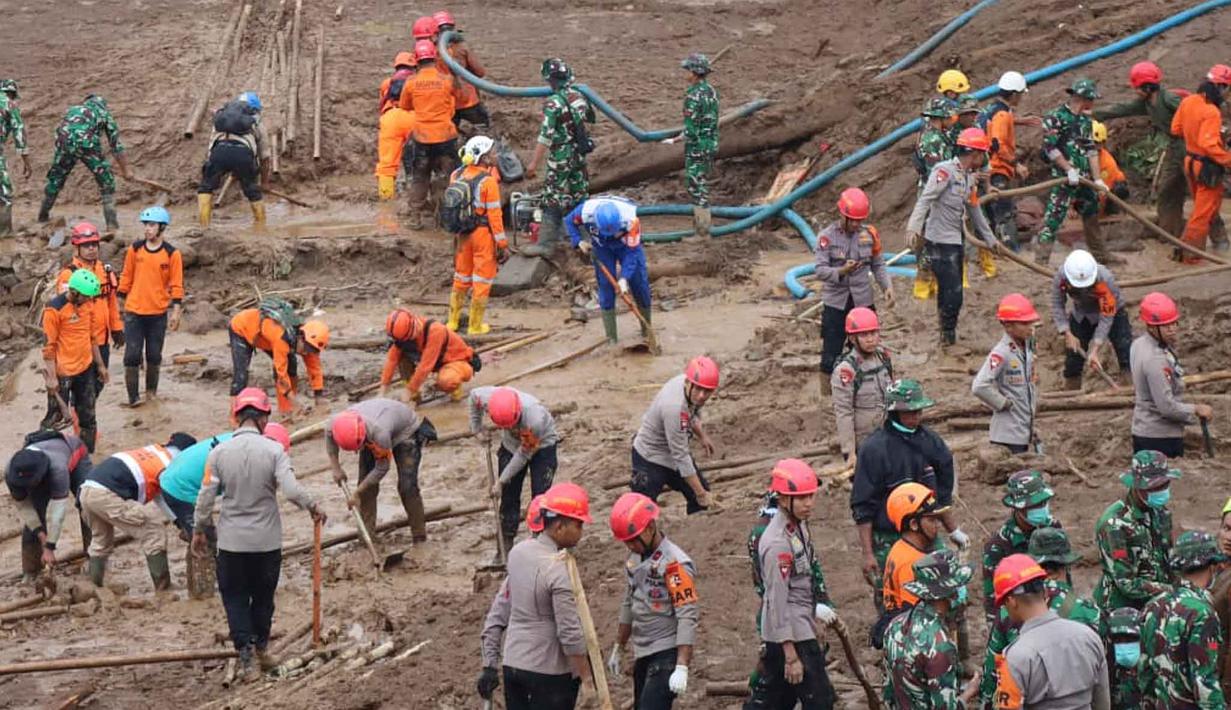 Memasuki hari ke-4, Selasa 27 Januari 2026, tim SAR gabungan terus memaksimalkan upaya pencarian dengan memperkuat sektor kerja dan berhasil mengevakuasi satu kantong jenazah. Tampak dalam foto yang dirilis oleh Badan Nasional Penanggulangan Bencana (BNPB) Indonesia ini, tim penyelamat mencari korban di Desa Pasirlangu, Kecamatan Cisarua, Kabupaten Bandung Barat, Jawa Barat, Senin 26 Januari 2026. (BNPB via AP)