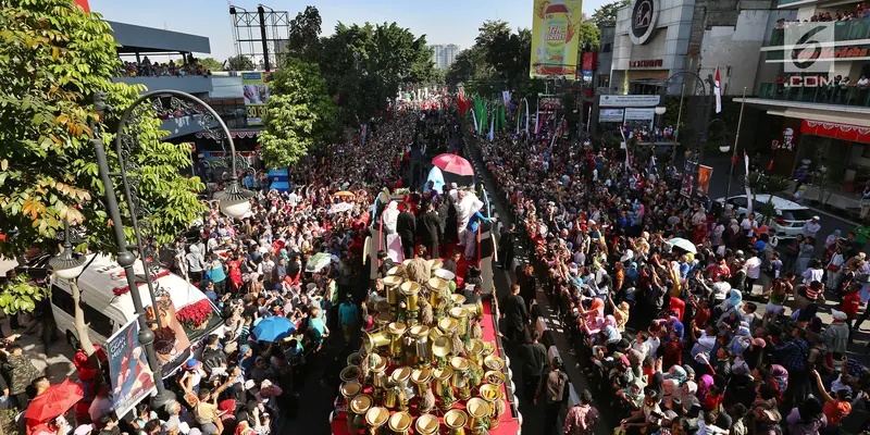 Antusiasnya Warga Bandung Saksikan Karnaval Kemerdekaan 