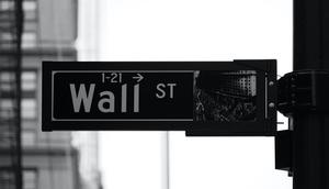 Ilustrasi wall street (Photo by Patrick Weissenberger on Unsplash)