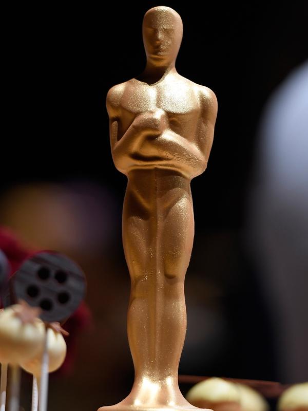 Patung Oscar bertabur emas terbuat dari coklat ditampilkan saat konfrensi pers Ballars Governor Awards di Dolby Theatre, California, (15/2). Coklat tersebut akan disajikan pada malam Academy Awards ke-91. (Kevork Djansezian / Getty Images / AFP)