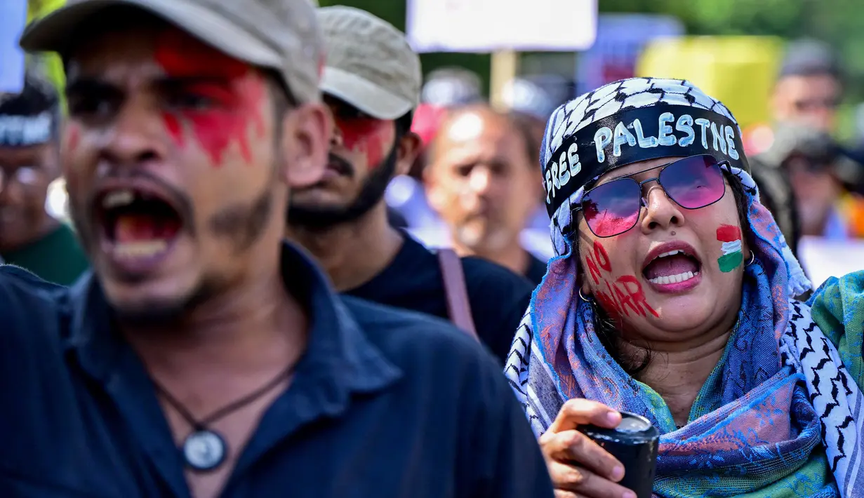 Dalam aksinya, pengunjuk rasa menentang invasi militer Israel di kawasan Gaza yang telah berlangsung sejak Oktober 2023 lalu. (Ishara S. KODIKARA/AFP)
