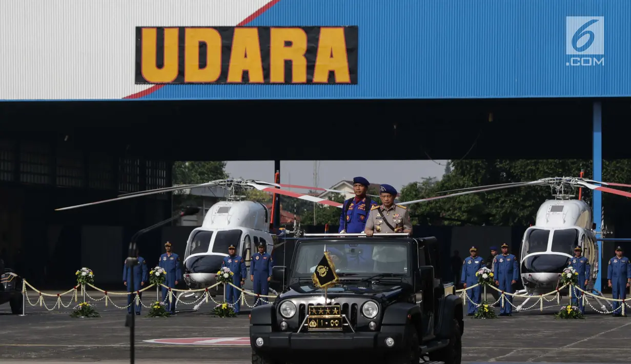 Kapolri Jenderal Pol Tito Karnavian memeriksa pasukan dalam upacara peringatan HUT Polisi Air dan Udara (Polairud) di Lapangan Udara Pondok Cabe, Tangerang Selatan, Selasa (25/12). Polairud memperingati HUT ke-67. (Liputan6.com/Faizal Fanani)