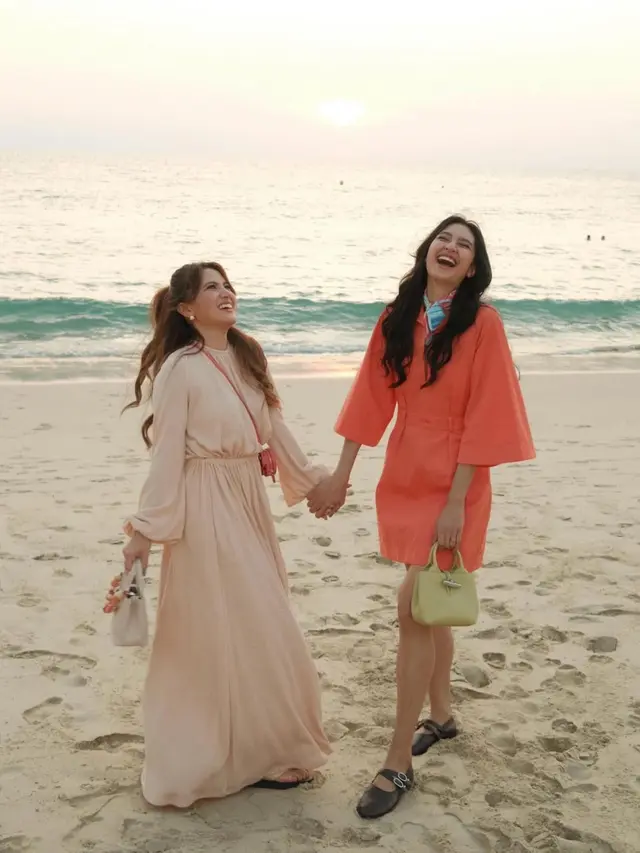 Serving Bestie Looks! Marsha Aruan & Mikha Tambayong Tampil Santai Tapi Stylish di Pantai Thailand