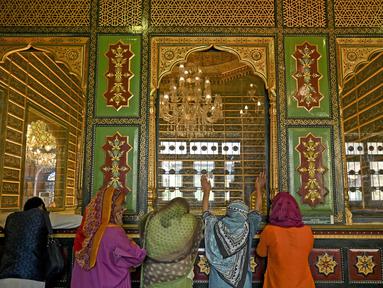 Umat Muslim berdoa di dalam kuil Syekh Abdul Qadir Al-Jailani selama bulan suci Ramadhan di Srinagar (11/4/2022). Kuil berusia 200 tahun tersebut dibangun sebagai tanda penghormatan terhadapnya Syekh Abdul Qadir Jailani. (AFP/Tausef Mustafa)