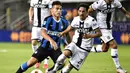 Striker Inter Milan, Lautaro Martinez, menggiring bola saat melawan Parma pada laga Serie A di Stadion Ennio Tardini, Minggu (28/6/2020). Inter Milan menang 2-1 atas Parma. (AP/Marco Alpozzi)