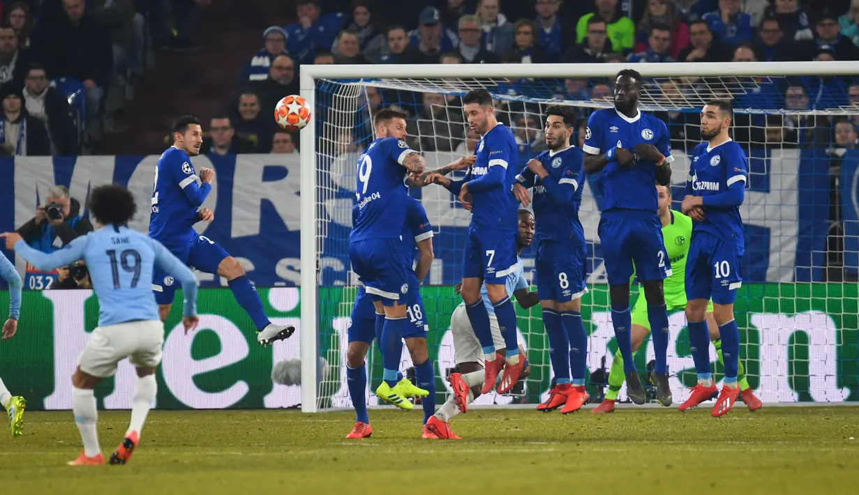 Proses terjadinya gol Leroy Sane lewat tendangan bebas pada leg 1, 16 besar Liga Champions 2018/19 yang berlangsung di stadion Veltins-Arena, Gelsenkirchen, Kamis (21/2). Man City menang 3-2 atas Schalke. (AFP/Odd Andersen)