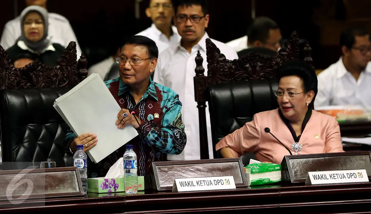 Wakil Ketua DPD Farouk Muhammad (kiri) di dampingi GKR Hemas memegang berkas pendaftaran 12 kandidat bakal Calon Ketua DPD dari Anggota Senator DPD wilayah barat saat Sidang Paripurna luar biasa, Jakarta, Selasa (11/10).(Liputan6.com/Johan Tallo)