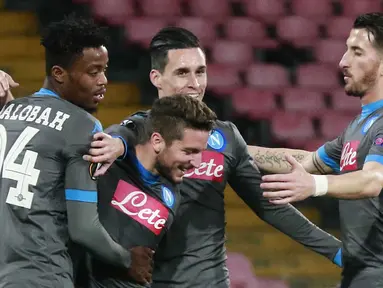 Pemain Napoli, Dries Mertens (2kiri) merayakan golnya bersama rekan setim pada lanjutan UEFA Europa League di Stadion San Paolo, Naples, Jumat (11/12/2015) dini hari WIB. (AFP Photo/Carlo Hermann)