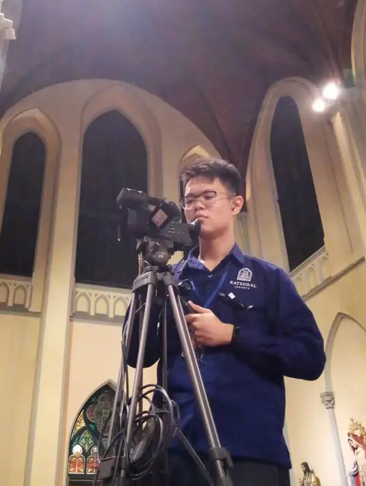 Pemeran Ucup diperankan oleh Hans. Hans saat ini menjadi orang di balik layar berprofesi sebagai videografer. Ia sangat lihai memegang kamera dan selalu abadikan beberapa scene keren untuk keperluan video dari klien. (Liputan6.com/IG/lensakatedral)