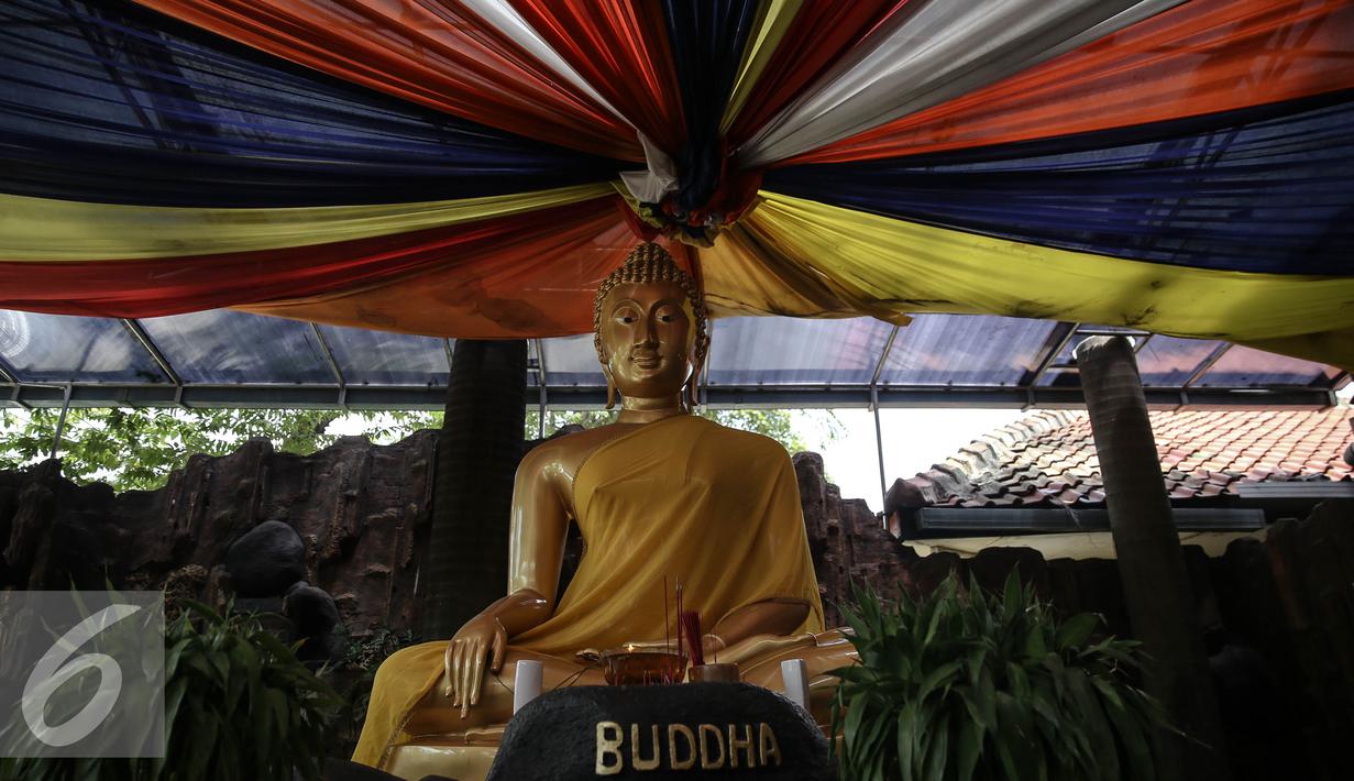 Sebuah patung buddha terlihat di di Vihara Saddhapala, Jakarta, Jumat (22/4/2016). Persiapan tersebut dilakukan untuk Pindapata Gema Waisak 2560 BE pada tanggal 24 April di Kota Tua. (Liputan6.com/Faizal Fanani)