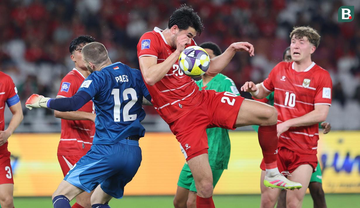 Pemain Timnas Indonesia, Elkan Baggott (tengah kanan) berusaha menghalau bola dalam laga semifinal FIFA Series 2026 melawan St Kitts and Nevis di Stadion Utama Gelora Bung Karno (SUGBK), Senayan, Jakarta, Jumat (27/03/2026). (Bola.com/M Iqbal Ichsan)
