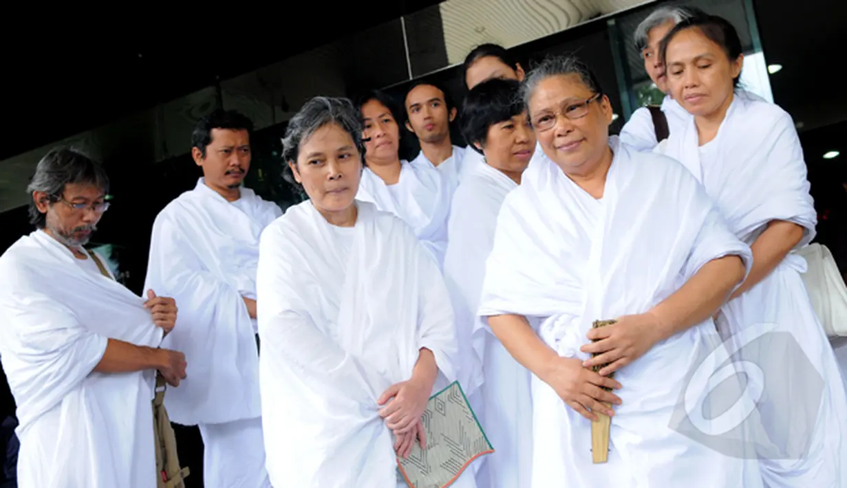 Lia Aminnuddin datang menyambangi kantor KPK bersama dengan jamaahnya, Jakarta, Senin (16/2/15). Kedatangan LIa Eden untuk mendoakan KPK.(Liputan6.com/Faisal R syam)