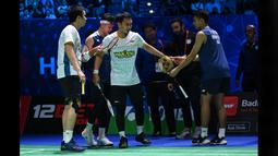 Namun Mohammad Ahsan (kedua kiri) dibantu pasangannya Hendra Setiawan (kiri) memilih untuk bangkit dan tetap melanjutkan pertandingan dalam keadaan tertinggal 14-19 dari Fajar Alfian/Muhammad Rian Ardianto. (AFP/Oli Scarff)