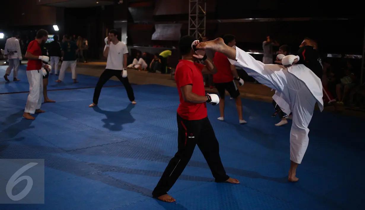 Peserta berlatih sebelum bertanding dalam Kejuaraan Dunia Shotokan Karate-do International Federation (SKIF) di Jiexpo Kemayoran, Jakarta, Minggu (28/8). Kejuaraan Dunia Karate SKIF ini merupakan yang ke-12 kalinya diadakan. (Liputan6.com/Faizal Fanani)