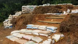 Tumpukan karung berisi tanah digunakan untuk mencegah longsor saat helipad digunakan, Gunung Padang, Kampung Cimanggu, Cianjur, Jawa Barat, (20/9/2014). (Liputan6.com/Helmi Fithriansyah)
