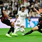 Pemain depan Real Madrid Rodrygo (tengah) berebut bola dengan pemain Red Bull Leipzig Abdou Diallo dan Willi Orban pada matchday 2 Liga Champions berlangsung di Santiago Bernabeu, Kamis (15/9/2022) dini hari WIB. Real Madrid menang susah payah 2-0 kala menjamu RB Leipzig. (Photo by JAVIER SORIANO / AFP)