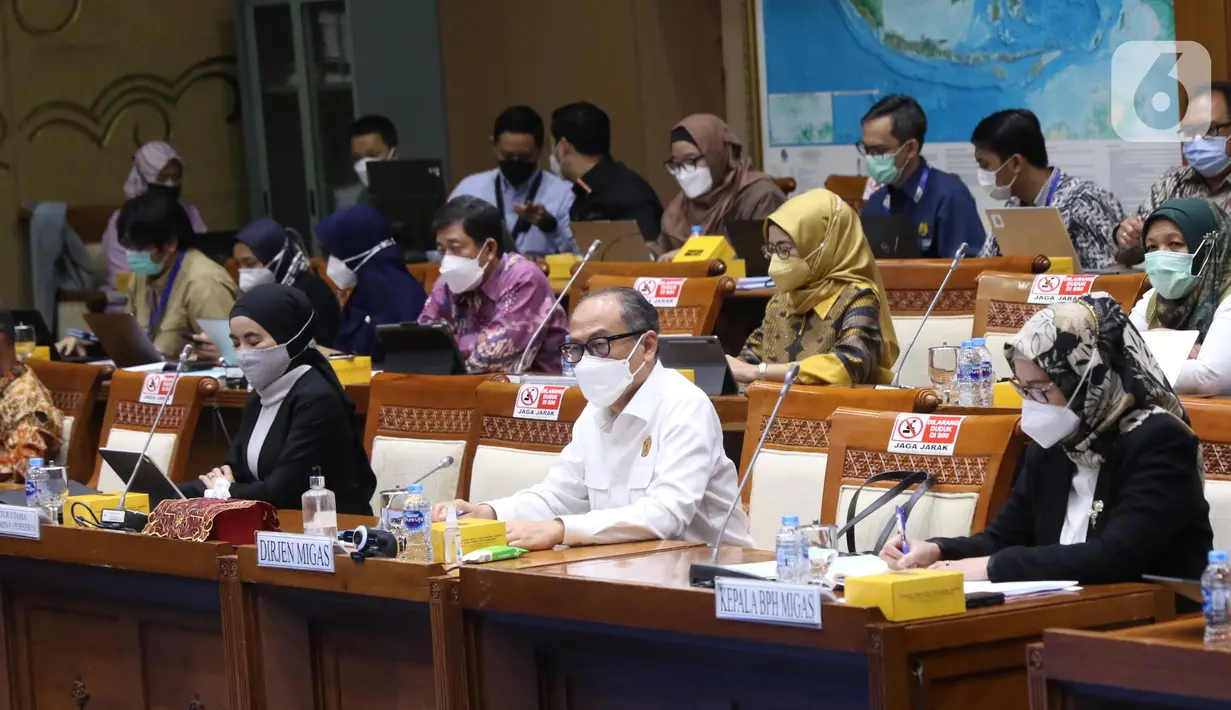 Dirjen Migas Kementerian ESDM Tutuka Ariadji (tengah) didampingi Dirut Pertamina Nicke Widyawati (kiri) dan Kepala BPH Migas Erika Retnowati (kanan) saat mengikuti rapat dengar pendapat dengan Komisi VII DPR di Kompleks Parlemen, Senayan, Jakarta, Selasa (29/3/2022).  (Liputan6.com/Angga Yuniar)