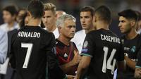 Pelatih Manchester United, Jose Mourinho, memberikan selamat kepada pemain Real Madrid usai laga Piala Super Eropa 2017 di Stadion Philip II Arena, Skopje, Selasa (8/8/2017). Manchester United takluk 1-2 dari Real Madrid. (AP/Thanassis Stavrakis)