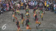 Sejumlah penari dari komunitas Lima Gunung unjuk kebolehan saat acara Festival Lima Gunung di lereng Gunung Merapi, Desa Klogowanan, Magelang, (21/7). (Liputan6.com/Gholib)